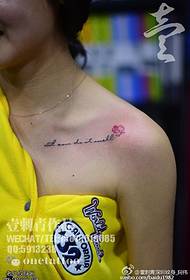 Modello di tatuaggio floreale personaggio spalla classico