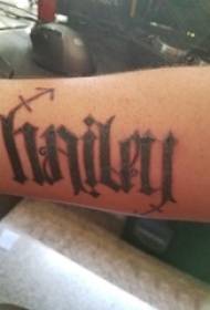 Braccio del ragazzo sullo schizzo grigio nero creativo foto letteraria inglese del tatuaggio del corpo del fiore creativo