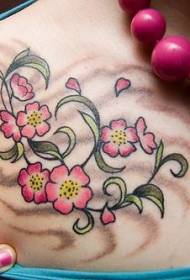 Na ramenu lijepi šareni cvjetovi ostavljaju uzorak tetovaža