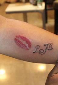 Un model de tatuaj de buze pop moda cu tatuaj buze