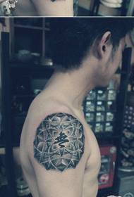 Totem classico del braccio pop kanji e disegno del tatuaggio totem spinoso