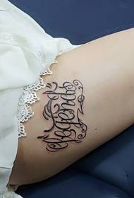 Slika malog svežeg cveta tela engleske abecede tetovaža