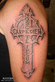 Rankos kryžius ir angliškų raidžių tatuiruotės modelis