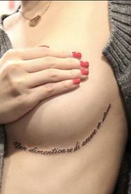 Tüdruku rinnus ilus ingliskeelne sõna tattoo