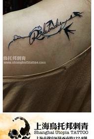 Ragazze con belle lettere e piccoli tatuaggi rondine sulle spalle