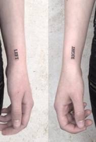 Engelska ordet tatueringsbild på den svarta enkla linjen för flickvänner handled