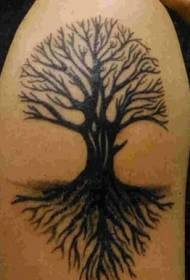 Misteriós patró de tatuatge d’arbre negre