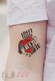 Berniukai piešė ant širdies formos širdies ir angliškų žodžių tatuiruotės paveikslėlius