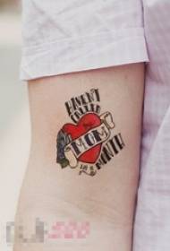Ragazzi dipinti su cuore a forma di cuore e immagini di tatuaggi parola inglese
