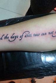 Hefei Dawei Tattoo Show asarlari: Ingliz alifbosi zarb naqshlari