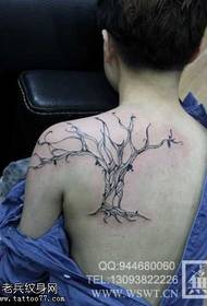 Wzór tatuażu z tyłu drzewa