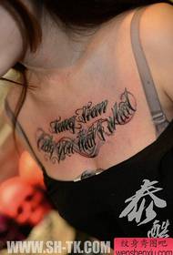 Bellissimo modello di tatuaggio scoiattolo chicano sulla parte anteriore della ragazza