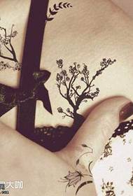 Medžio totemo tatuiruotės modelis
