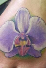 Colorida tatuaxe de orquídea vermella bonita no pé
