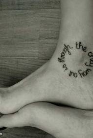 Мала свежа англиска шема на тетоважи на нозете