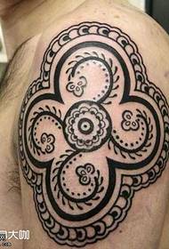 Roku ziedu vīnogulāju totēma tetovējuma modelis