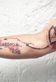 Jongens arm geschilderd geometrische lijnen Engelse woorden en cijfers tattoo foto's