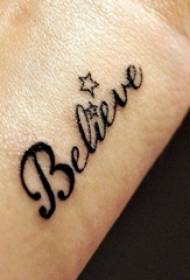 Immagine femminile del tatuaggio del corpo del fiore significativo letterario creativo sul polso della linea nera