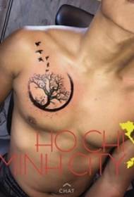 Jongensborst op zwarte lijn schets creatieve kunst boom tattoo foto