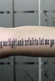 Modèle de tatouage lettre gothique bras