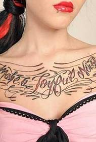 Angielski wzór tatuażu na piersi
