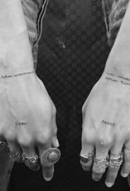 Pergelangan tangan wanita pada garis hitam kreatif mengalir air bunga gambar tato bahasa inggeris