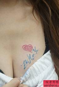 Груди дівчини, барвистий квітковий візерунок татуювання англійського алфавіту