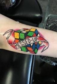 Ysmụ nwoke na-ese ihe ọgbara ọhụụ English na Rubik's cube tattoo tattoo