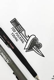 Karikatūrų peilis meilės pradūrimui angliško tatuiruotės modelio rankraštį