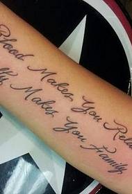 Personība citē daudzpunktu angļu valodas vārdu tetovējums