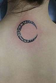 Menina criança pescoço totem letra lua tatuagem padrão