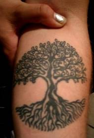 Mustat viivat suuret puun lehdet ja juuret tatuointi malli