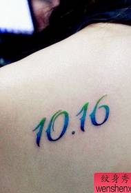 Na ramenih barvni digitalni vzorec tatoo za dekleta