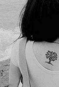 Bello modello piccolo tatuaggio albero fresco