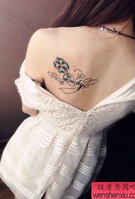 Жіноча популярна спина чотирилапий конюшина татуювання візерунок на спині дівчинки