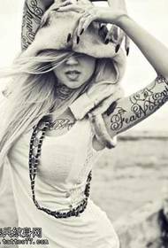 Braccio modello tatuaggio inglese