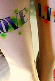 Pigens ben dejlige farverige bogstaver tatoveringsmønster