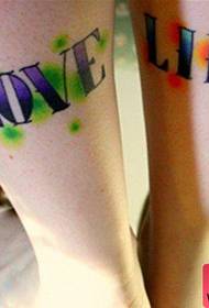 Modello di tatuaggio di lettere colorate dall'aspetto piacevole gambe della ragazza