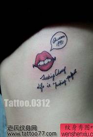 Beauty Seite Taille Lippenabdruck Buchstaben Tattoo-Muster
