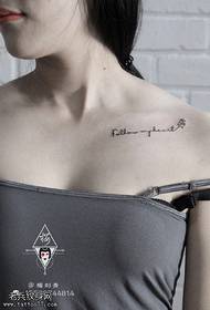 Svaigs, plecīgs angļu tetovējuma raksts uz pleca