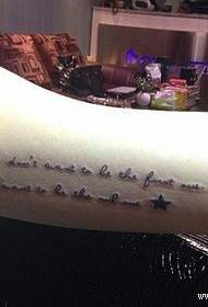 Modello di tatuaggio alfabeto inglese bello e delicato