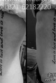 Cintura do lado da nena moi ben popular popular tatuaxe alfabeto inglés