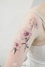 Friss virág tetoválás a nagy karon