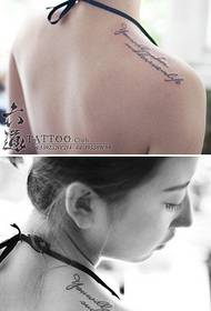 Tatuagem de letra simples e popular no ombro de uma menina