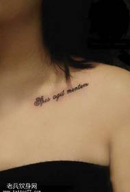 El pecho es un patrón de tatuaje inglés muy personal