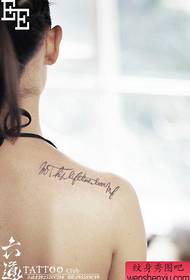 美麗的女孩字母紋身在女孩的肩膀上
