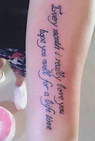 Tatuaggio tatuaggio inglese semplice ed elegante