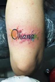 Coapsele fetei pictate pe cerneală, linii simple, cuvinte în engleză, imagini pentru tatuaje