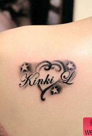 Девојка са писмом и љубавном тетоважом на рамену