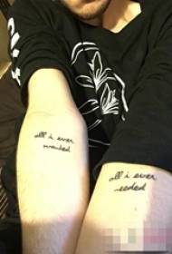 Jongens arm op zwarte abstracte lijnen Engelse korte zin tattoo foto's